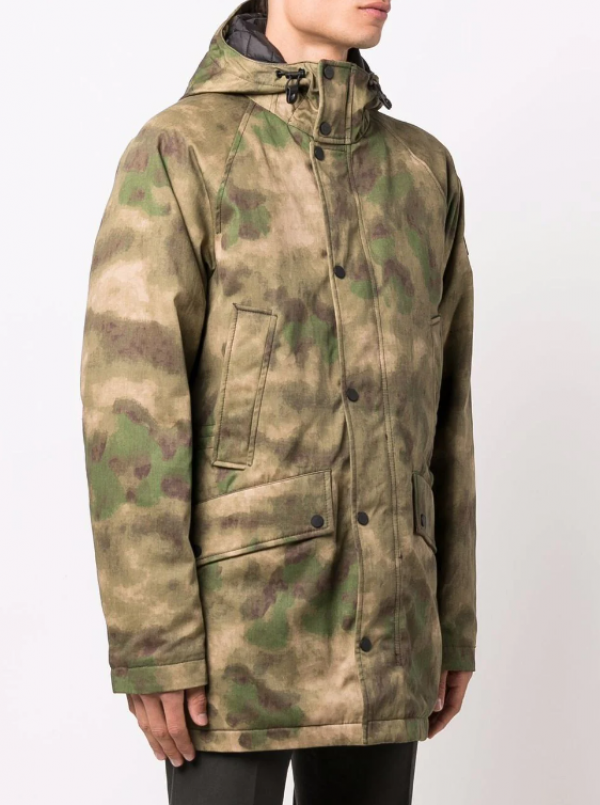 Jaket parka dengan pola camouflage